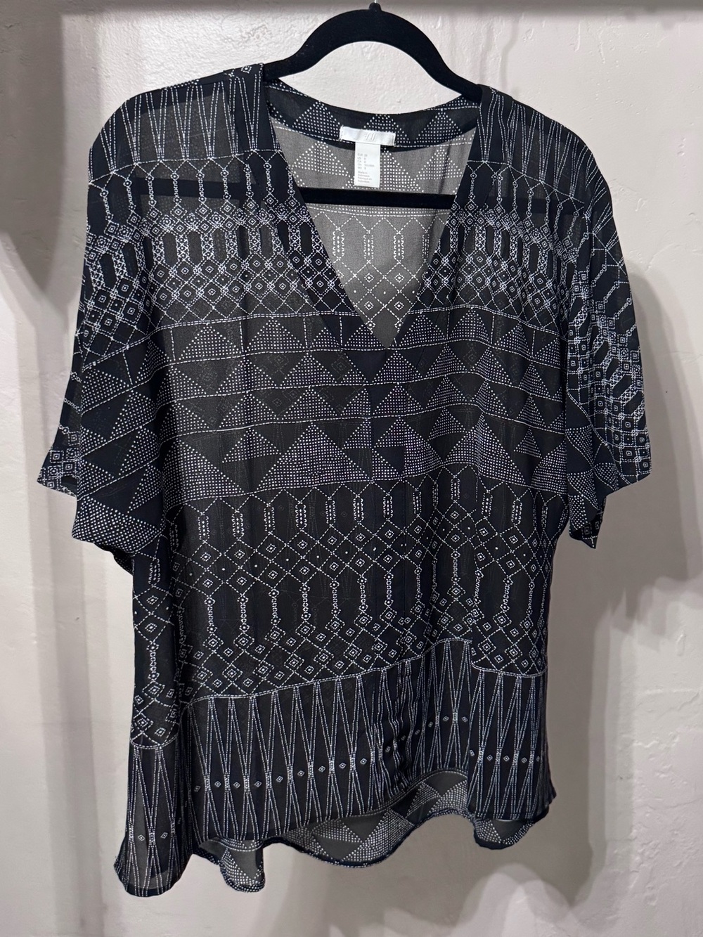 H&M Womens‎ Black White Geometric Print Sheer V-Neck Top Size 8